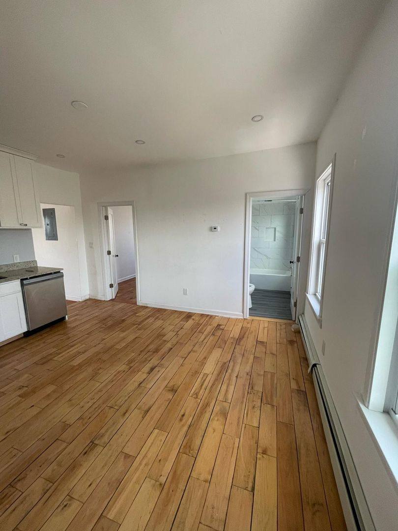 Apartment for rent at 11 Wright St, Gardner, MA 01440