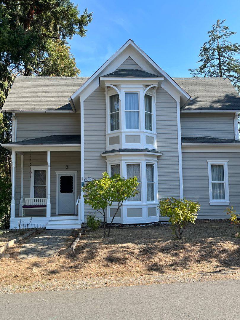 House for rent at 325 NW Pine St, Canyonville, OR 97417
