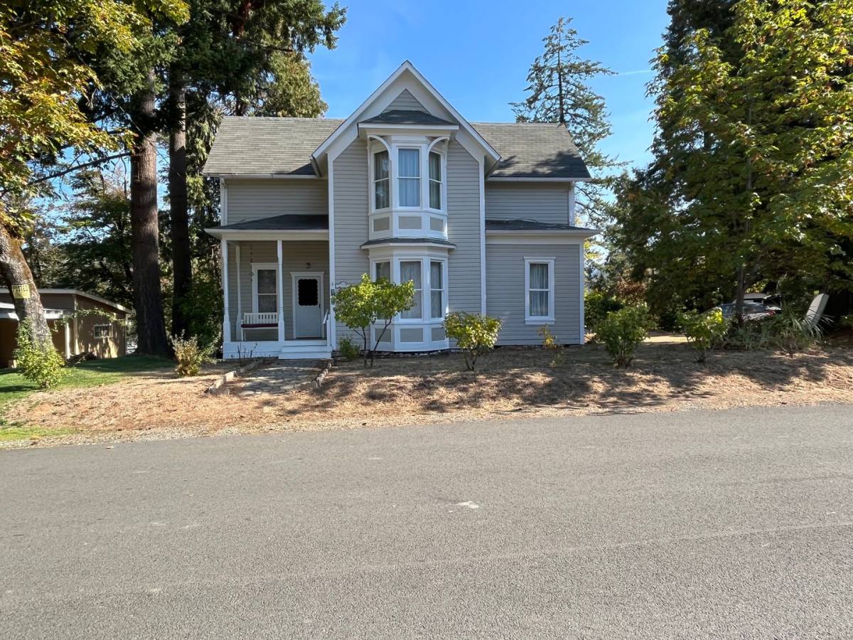 House for rent at 325 NW Pine St, Canyonville, OR 97417