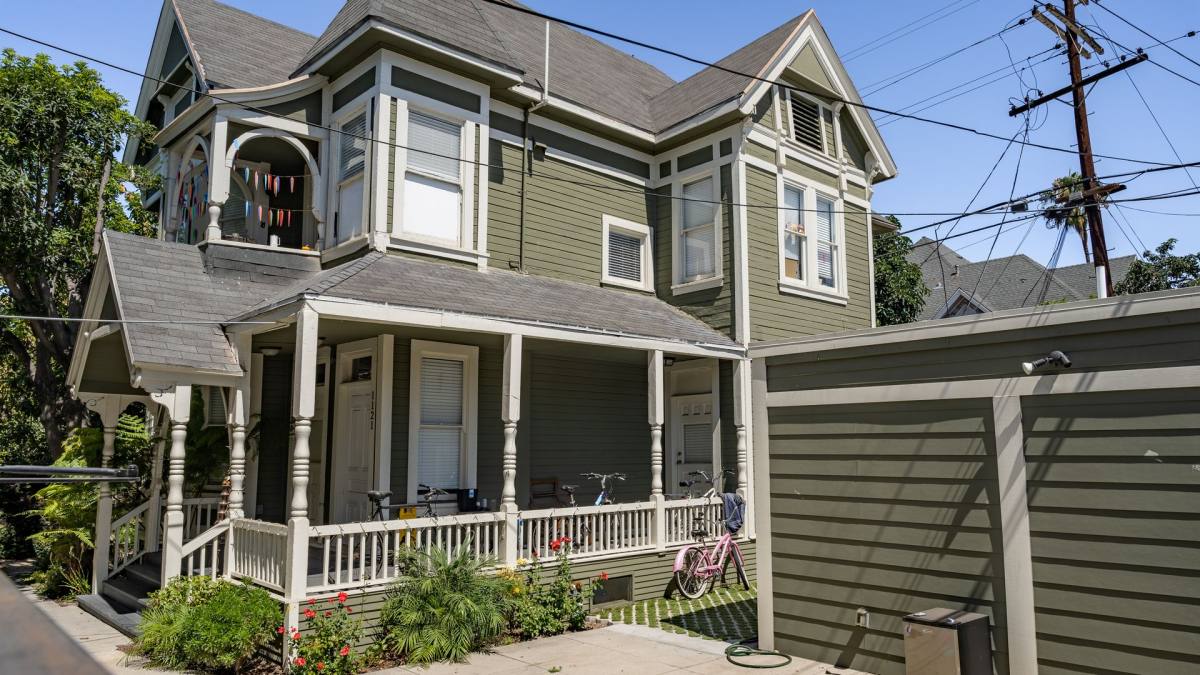 Apartment for rent at 1117 28th St, Los Angeles, CA 90007