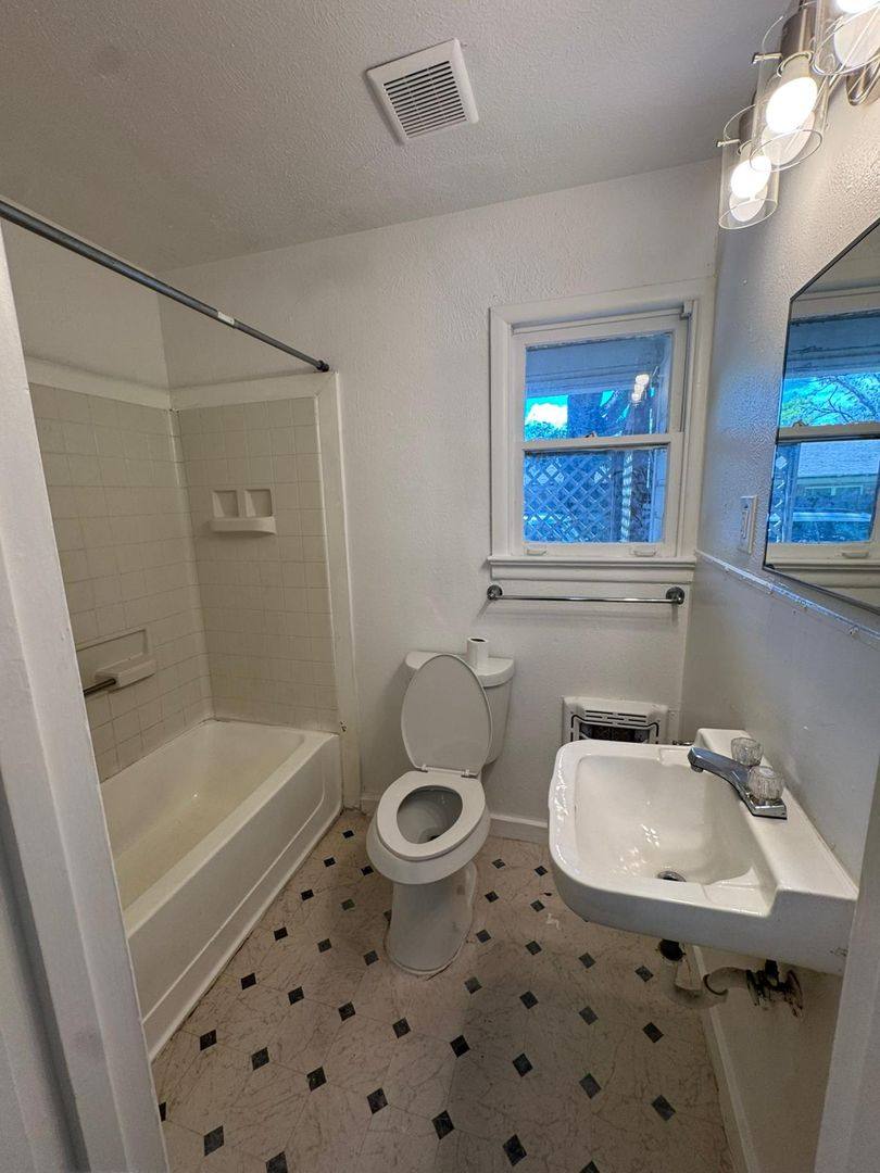 Apartment for rent at 400-402 N Jefferson, Kaufman, TX 75142