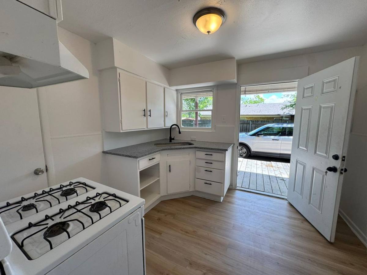 Apartment for rent at 400-402 N Jefferson, Kaufman, TX 75142