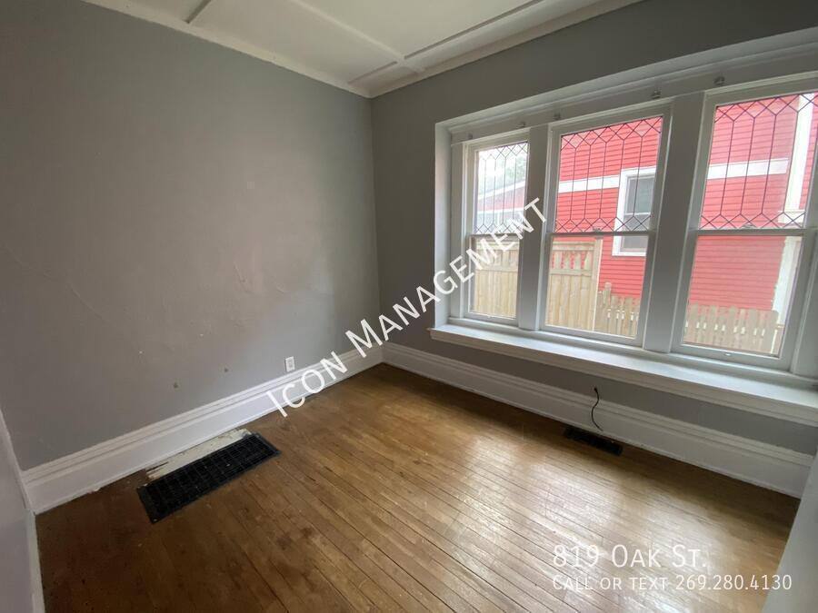 House for rent at 819 Oak St, Kalamazoo, MI 49008