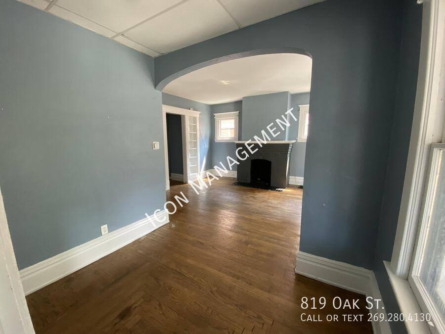 House for rent at 819 Oak St, Kalamazoo, MI 49008