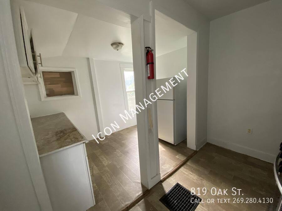 House for rent at 819 Oak St, Kalamazoo, MI 49008