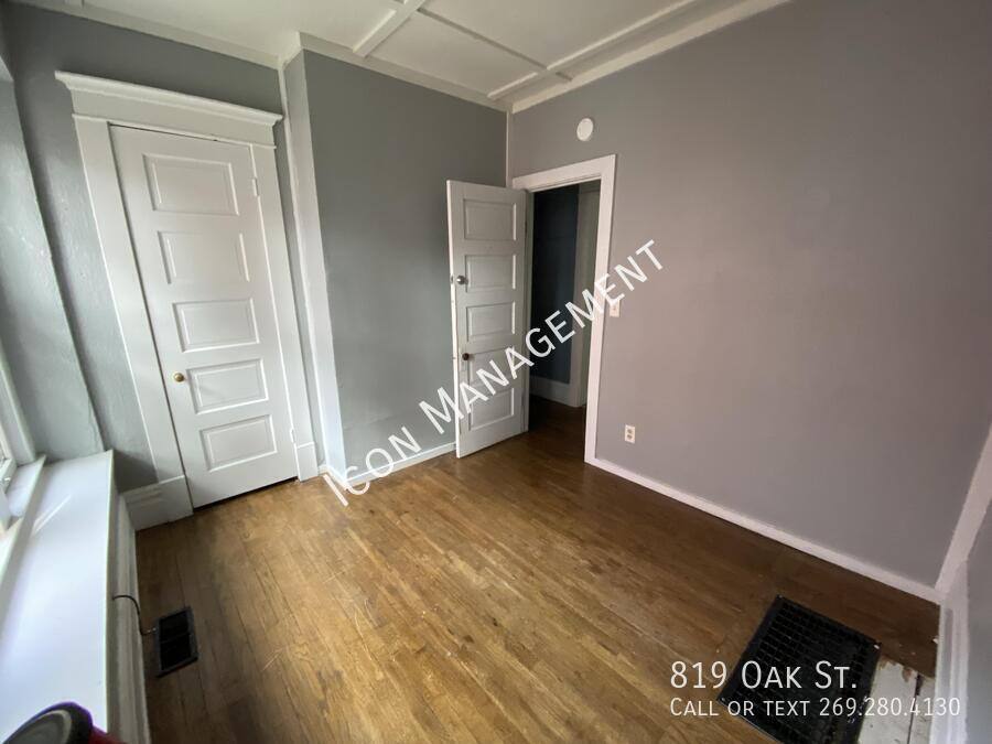 House for rent at 819 Oak St, Kalamazoo, MI 49008