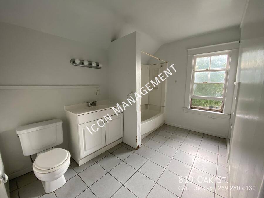 House for rent at 819 Oak St, Kalamazoo, MI 49008