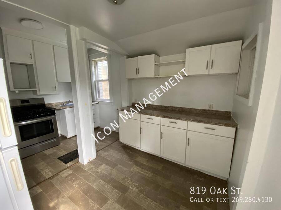 House for rent at 819 Oak St, Kalamazoo, MI 49008
