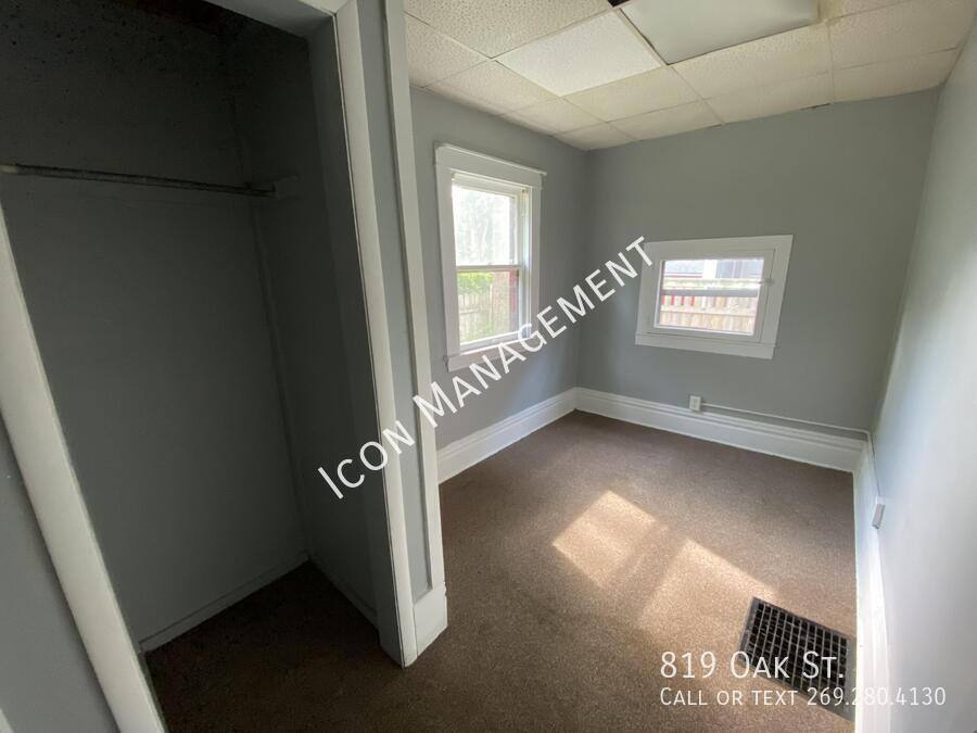 House for rent at 819 Oak St, Kalamazoo, MI 49008