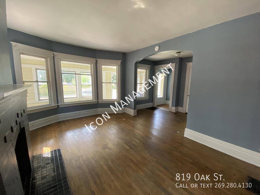 House for rent at 819 Oak St, Kalamazoo, MI 49008