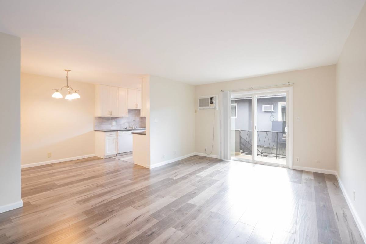 Apartment for rent at 648 N Hayworth Ave, Los Angeles, CA 90048