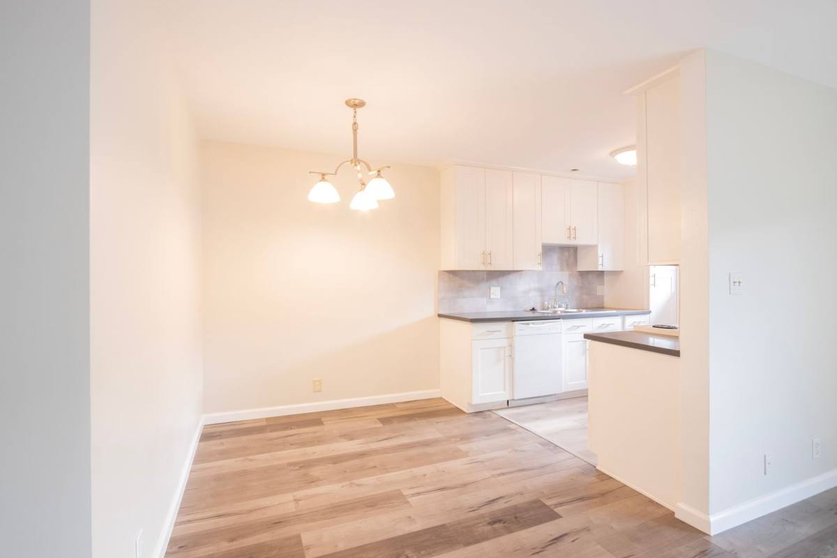 Apartment for rent at 648 N Hayworth Ave, Los Angeles, CA 90048