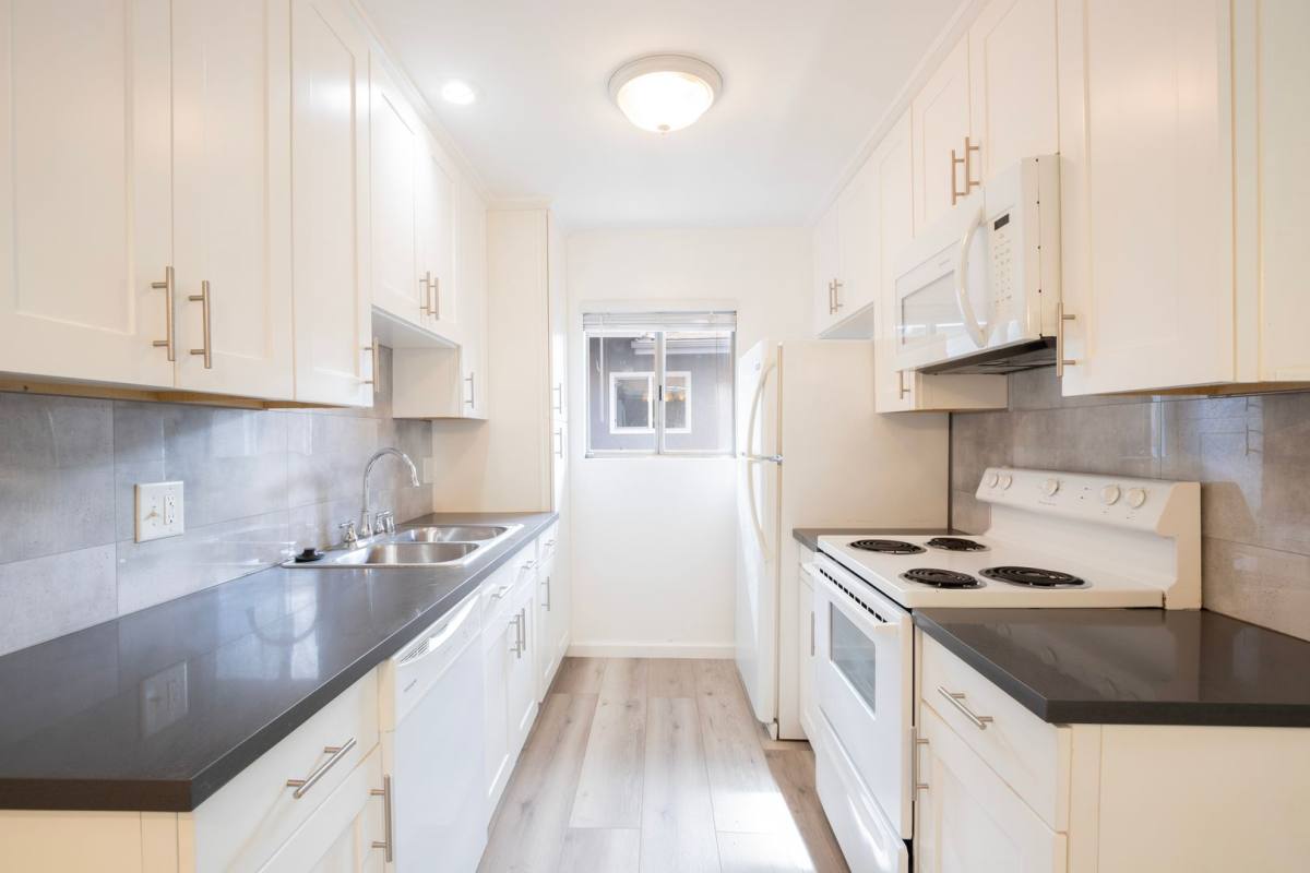 Apartment for rent at 648 N Hayworth Ave, Los Angeles, CA 90048