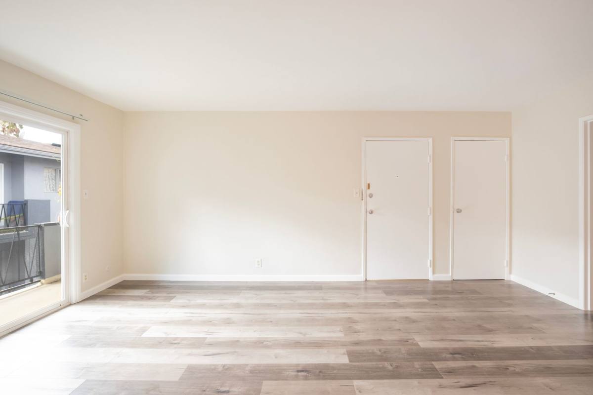 Apartment for rent at 648 N Hayworth Ave, Los Angeles, CA 90048