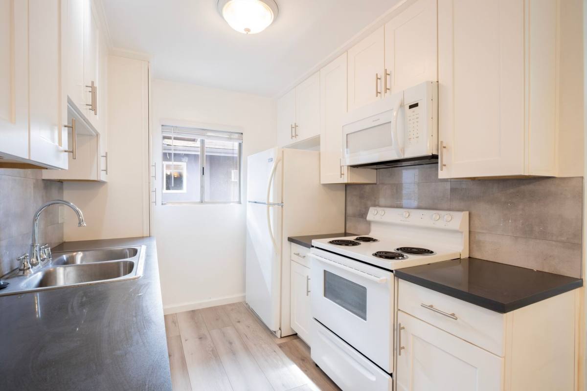 Apartment for rent at 648 N Hayworth Ave, Los Angeles, CA 90048