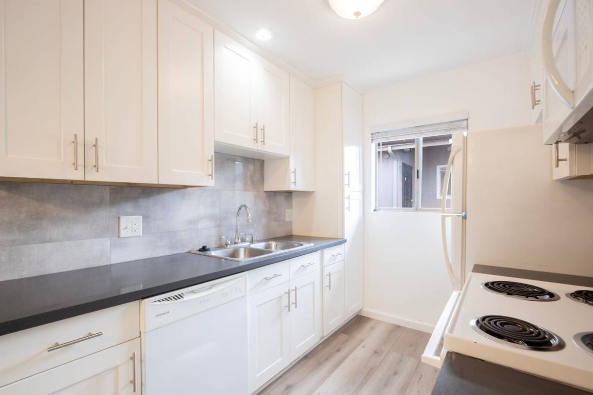 Apartment for rent at 648 N Hayworth Ave, Los Angeles, CA 90048