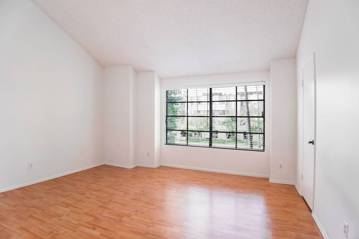 Townhouse for rent at 19355 Sherman Way, Reseda, CA 91335