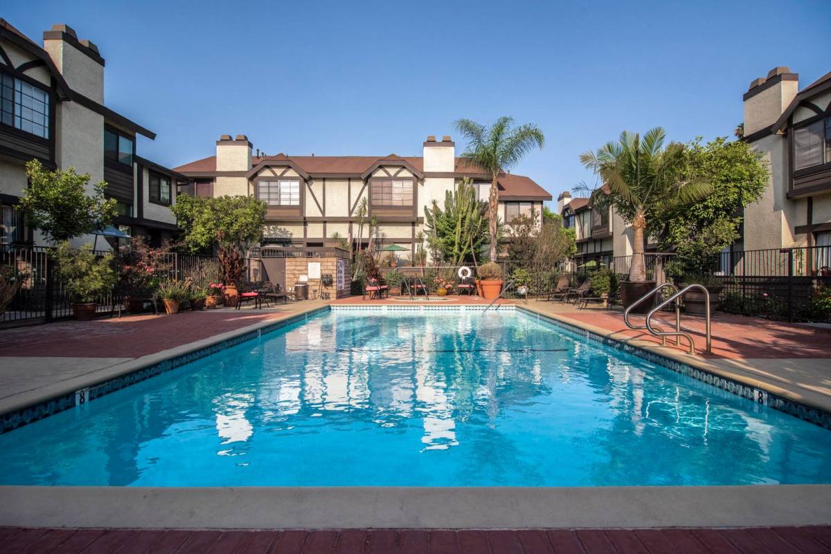 Townhouse for rent at 19355 Sherman Way, Reseda, CA 91335