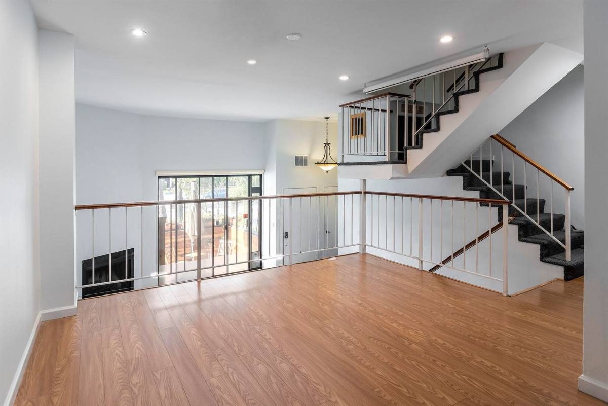 Townhouse for rent at 19355 Sherman Way #7, Reseda, CA 91335