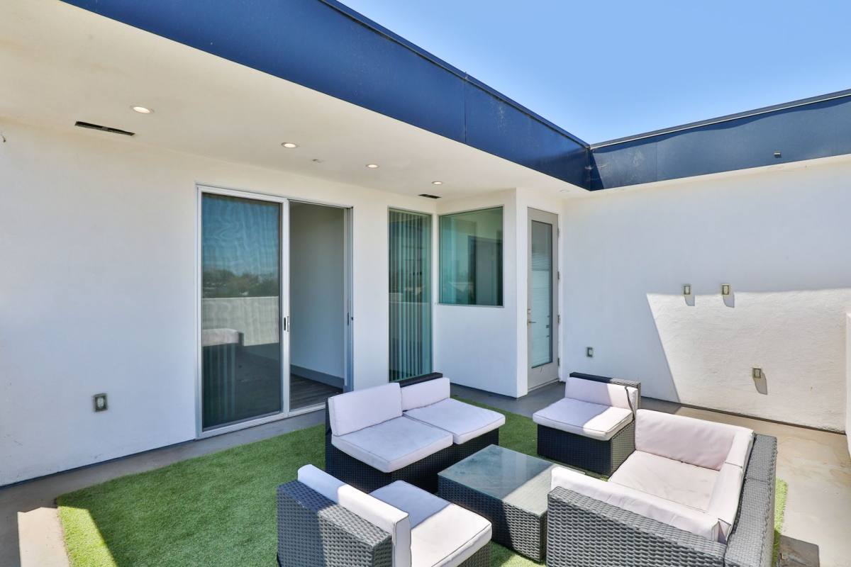 Apartment for rent at 1208 W 25th St, Los Angeles, CA 90007