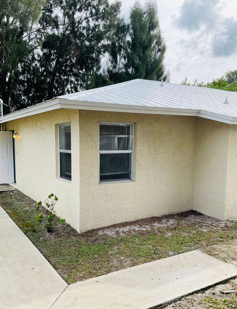 House for rent at 402 S 14th St, Fort Pierce, FL 34950