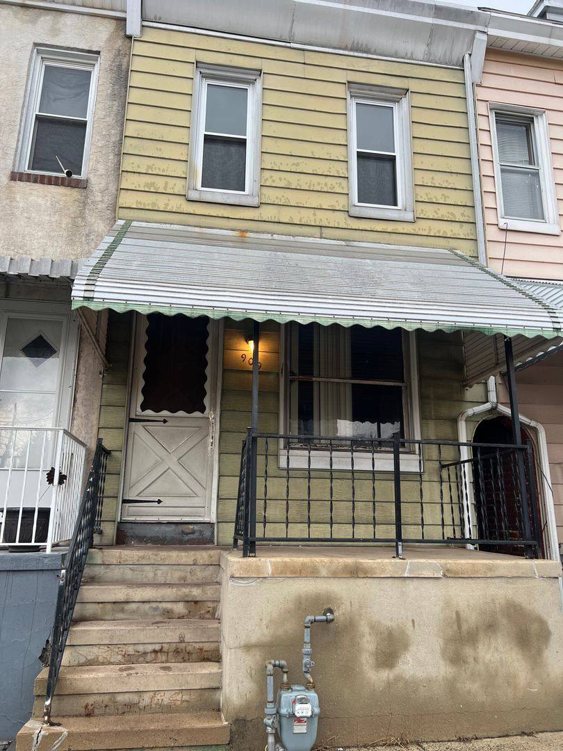 Townhouse for rent at 909 Marion St, Reading, PA 19604