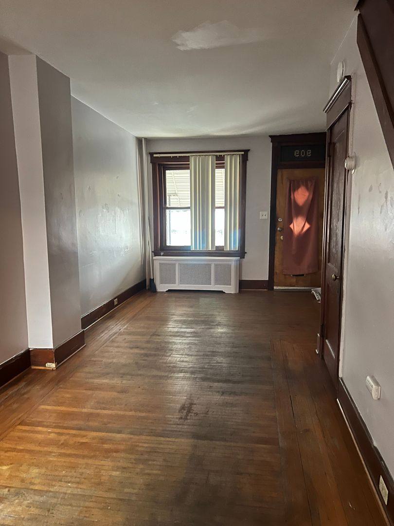 Townhouse for rent at 909 Marion St, Reading, PA 19604