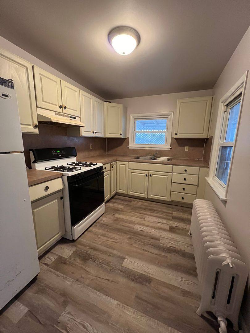 Townhouse for rent at 909 Marion St, Reading, PA 19604