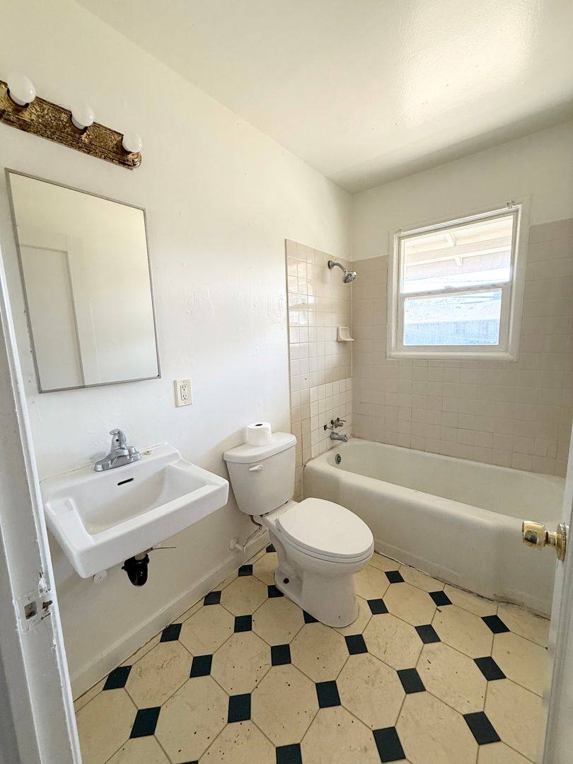 Apartment for rent at 1940 Hunter Ave, Fresno, CA 93703