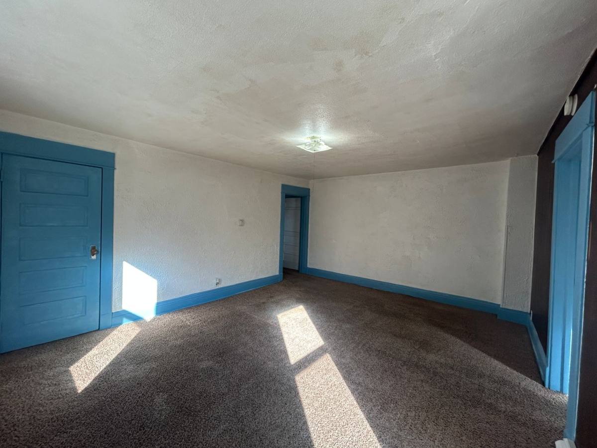 Apartment for rent at 1436-1438 W 15th St, Davenport, IA 52804