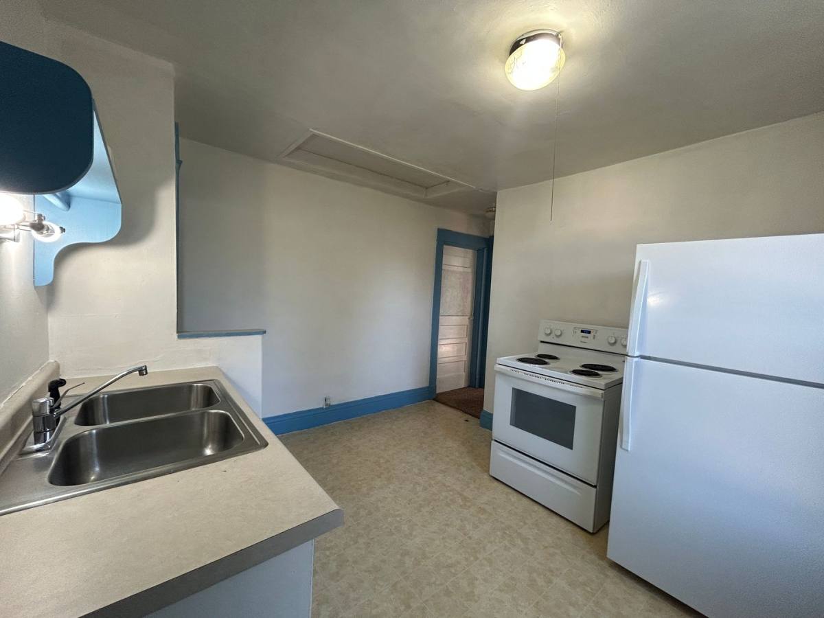 Apartment for rent at 1436-1438 W 15th St, Davenport, IA 52804
