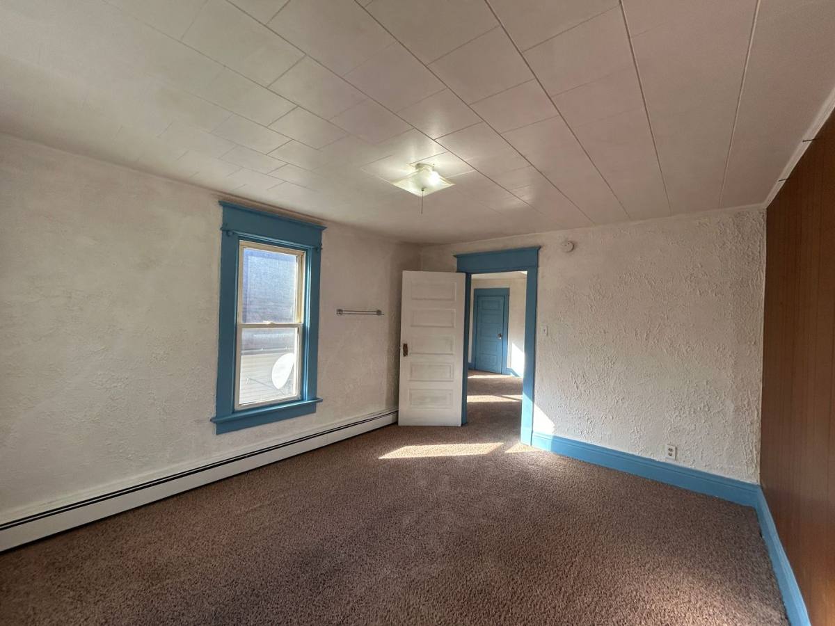 Apartment for rent at 1436-1438 W 15th St, Davenport, IA 52804