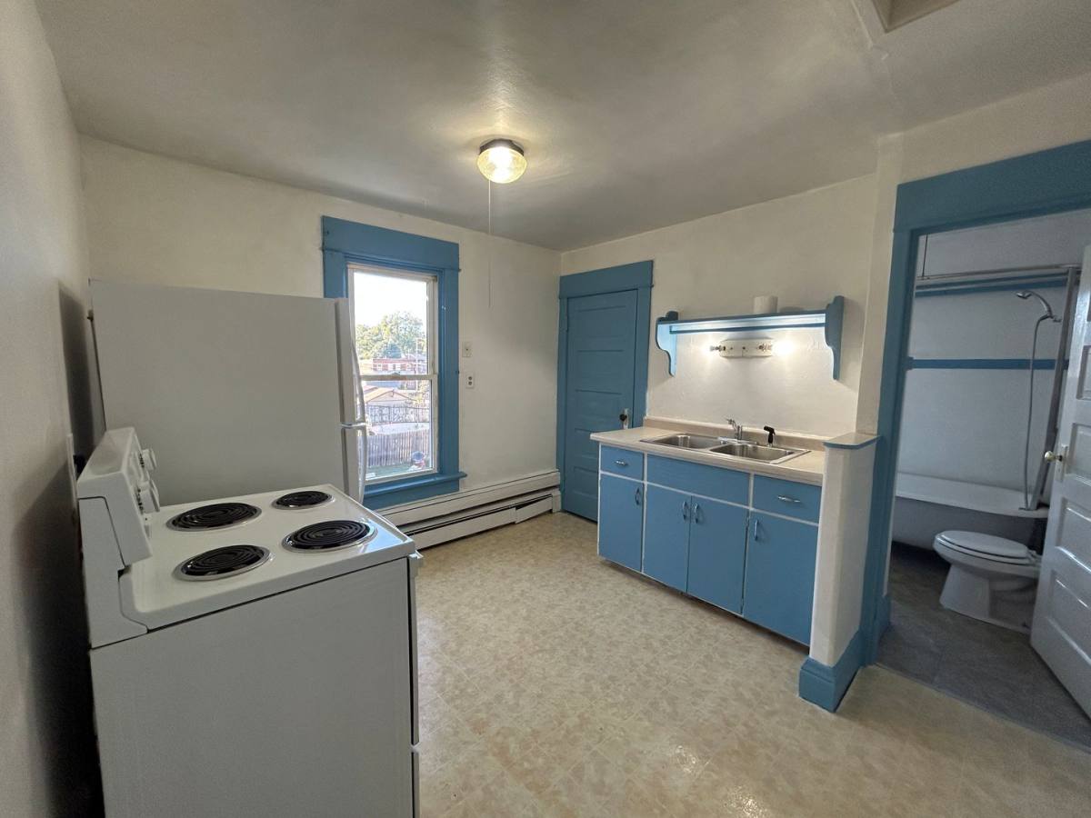 Apartment for rent at 1436-1438 W 15th St, Davenport, IA 52804