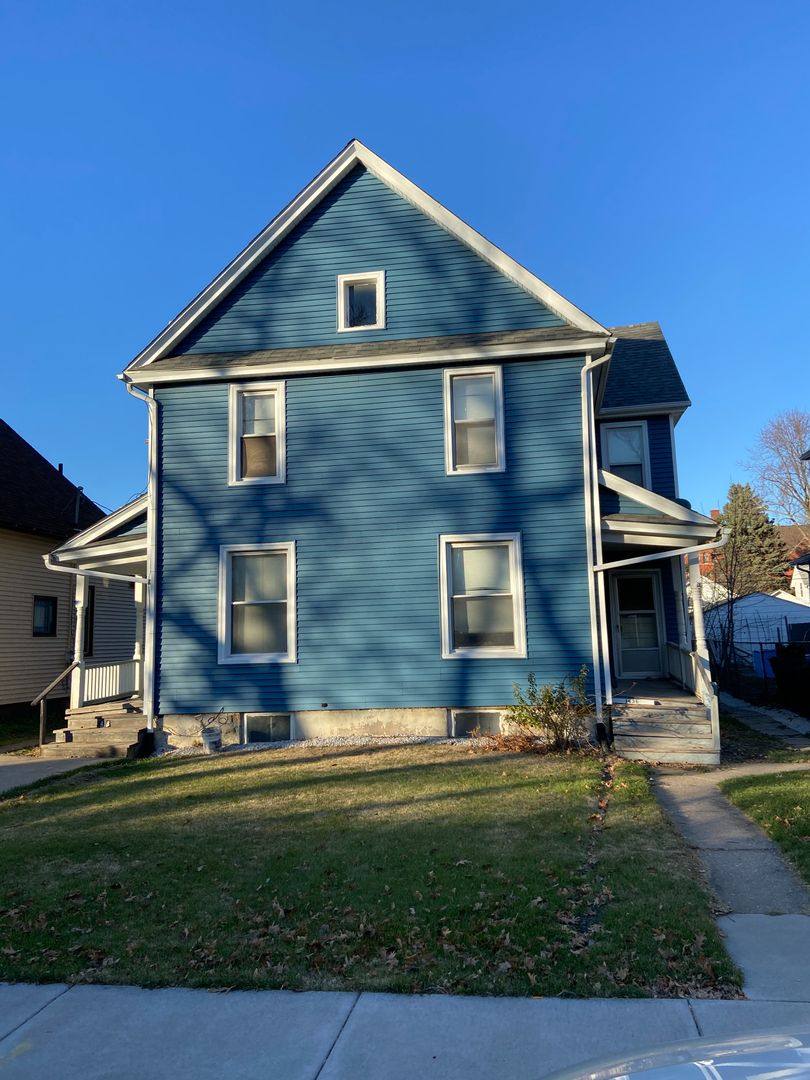 Apartment for rent at 1436-1438 W 15th St, Davenport, IA 52804