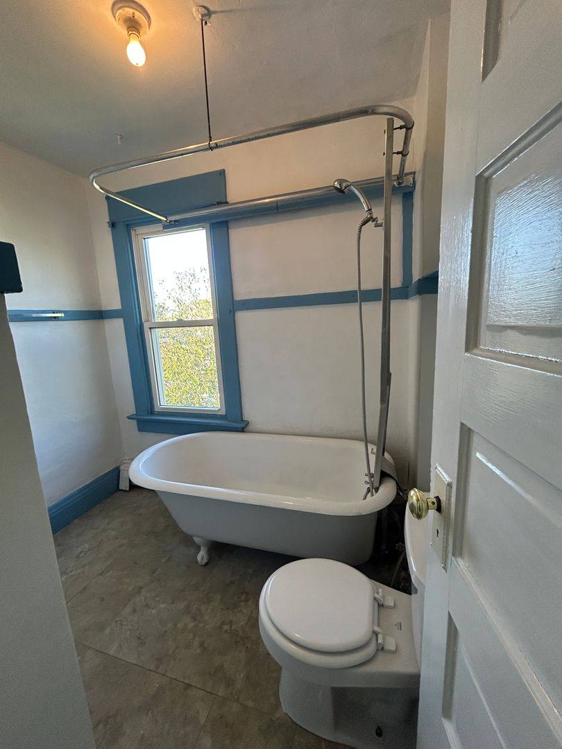 Apartment for rent at 1436-1438 W 15th St, Davenport, IA 52804
