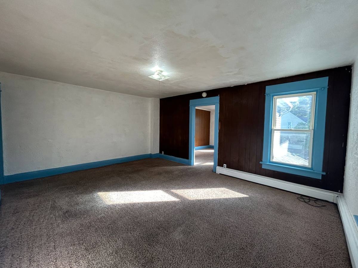 Apartment for rent at 1436-1438 W 15th St, Davenport, IA 52804