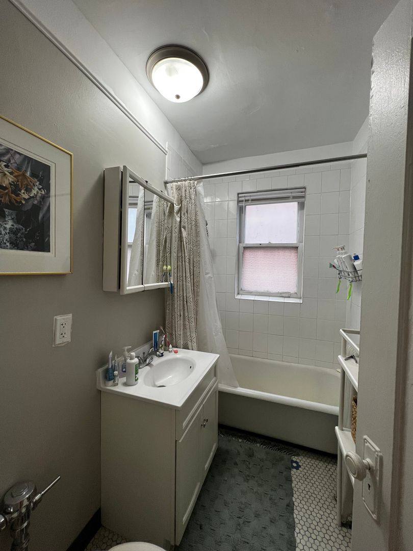 Apartment for rent at 1056 W Cornelia Ave #2, Chicago, IL 60657