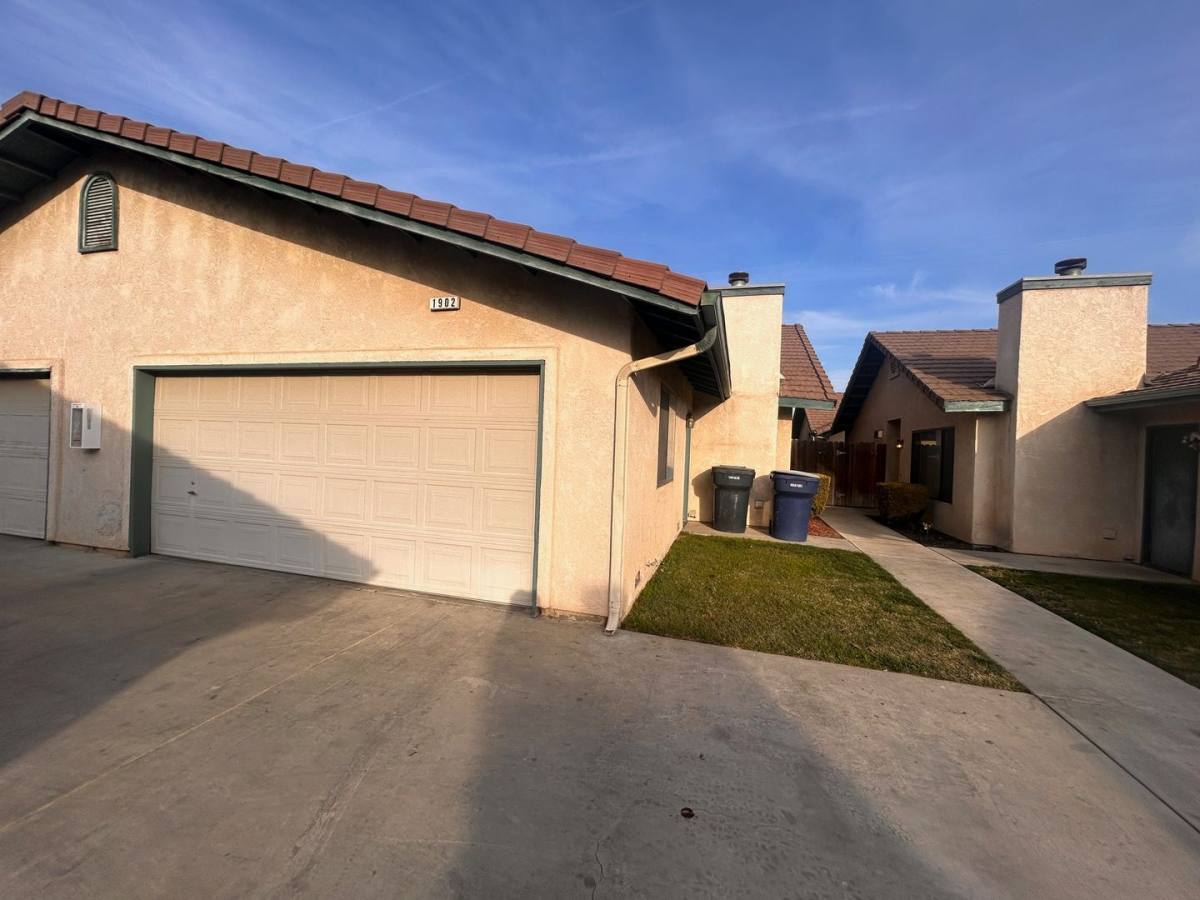 Apartment for rent at 1900-1952 E Henshaw Ave, Tulare, CA 93274