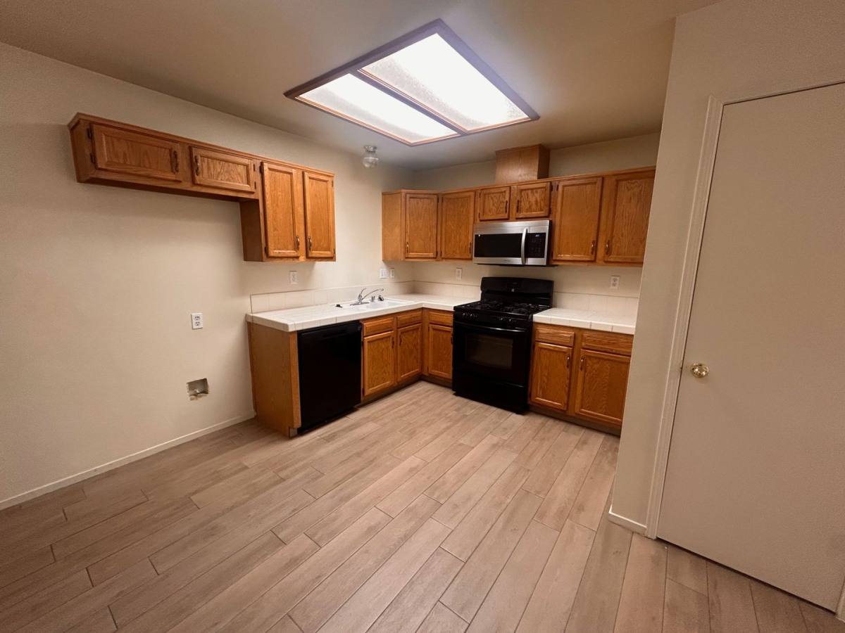 Apartment for rent at 1900-1952 E Henshaw Ave, Tulare, CA 93274