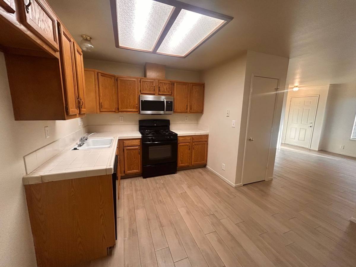 Apartment for rent at 1900-1952 E Henshaw Ave, Tulare, CA 93274