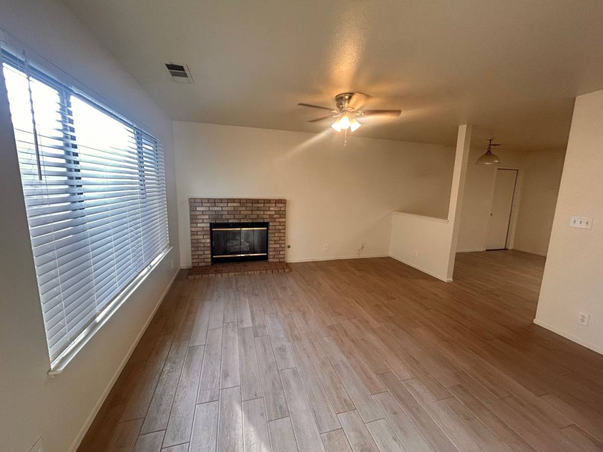 Apartment for rent at 1900-1952 E Henshaw Ave, Tulare, CA 93274