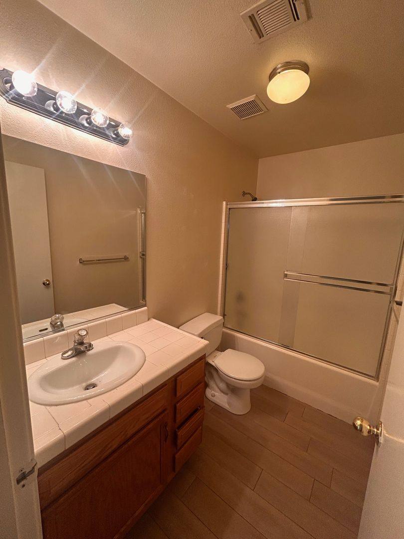 Apartment for rent at 1900-1952 E Henshaw Ave, Tulare, CA 93274