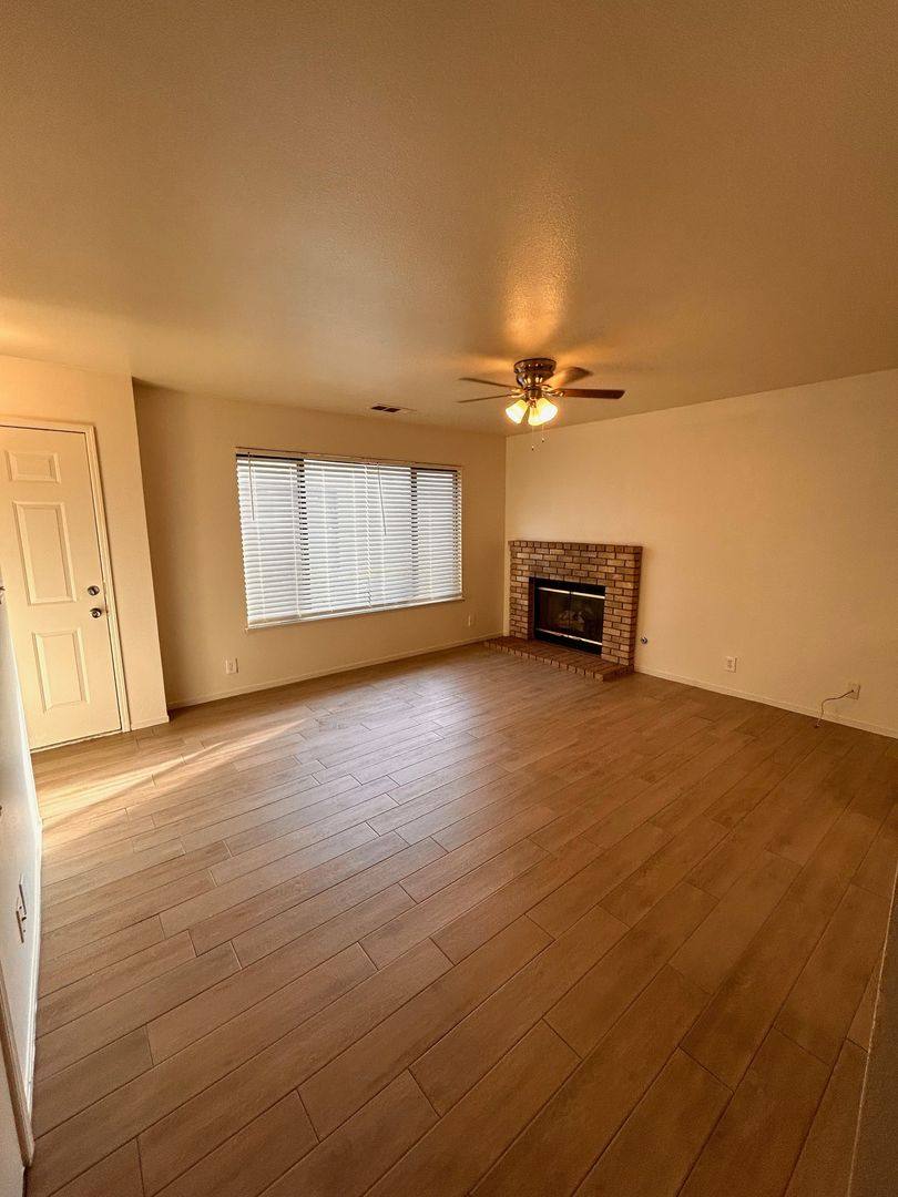 Apartment for rent at 1900-1952 E Henshaw Ave, Tulare, CA 93274