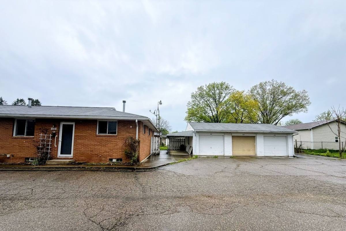 Apartment for rent at 245 Kennedy St, Louisville, OH 44641