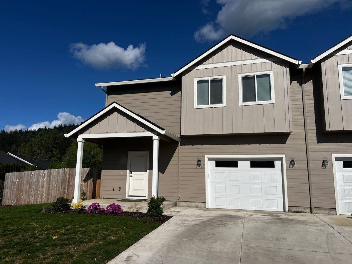 Townhouse for rent at 2441 & 2443 Roll Tide Court, Lebanon, OR 97355