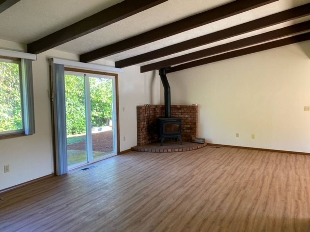 House for rent at 2377 Edgehill Court S, Salem, OR 97306