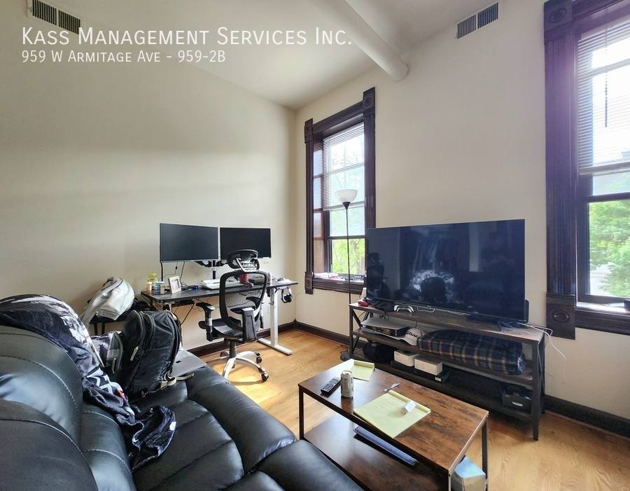 Apartment for rent at 959 W Armitage Ave #2B, Chicago, IL 60614