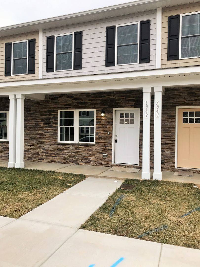 Townhouse for rent at 3939 Newhall Drive, NW, Hickory, NC 28601