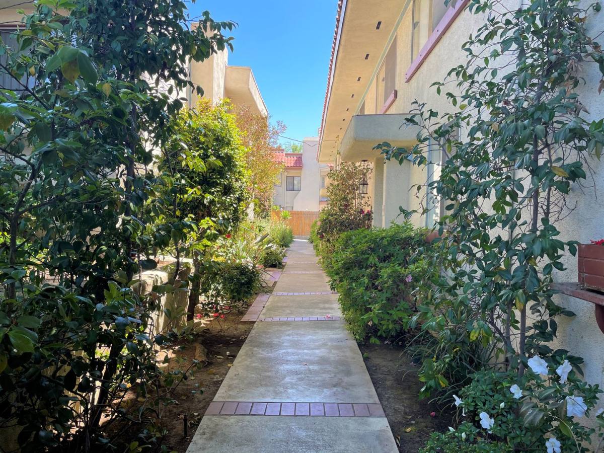 Apartment for rent at 285 W California Ave, Pasadena, CA 91105