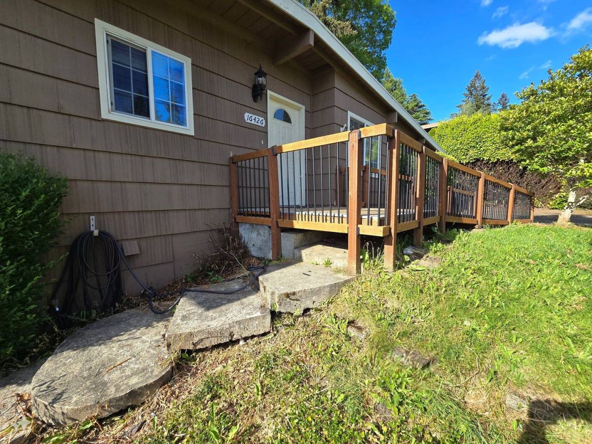 House for rent at 16426 SE 9th St, Bellevue, WA 98008